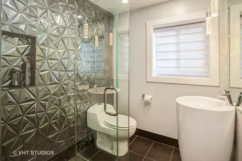 Bath - 916 E Gladys Ave, Addison, IL 60101 photo 2 of 2