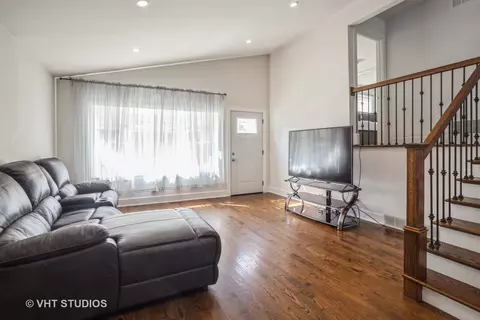 Living - 916 E Gladys Ave, Addison, IL 60101 photo 1 of 4