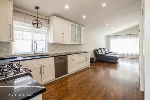 Kitchen - 916 E Gladys Ave, Addison, IL 60101 photo 4 of 6