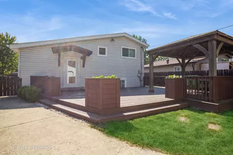 Exterior - 916 E Gladys Ave, Addison, IL 60101 photo 3 of 9