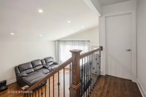 Entry Way - 916 E Gladys Ave, Addison, IL 60101 photo 1 of 1