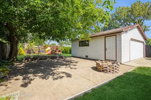 Exterior - 916 E Gladys Ave, Addison, IL 60101 photo 6 of 9