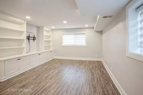 Living - 916 E Gladys Ave, Addison, IL 60101 photo 3 of 4