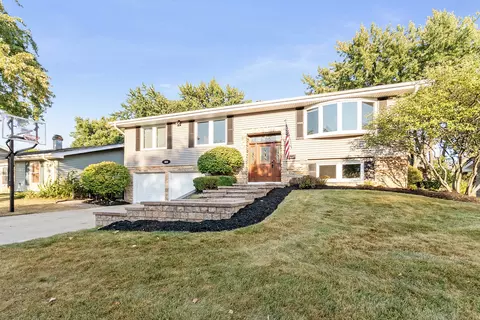 1635 Chippendale Rd, Hoffman Estates, IL 60169 photo 2