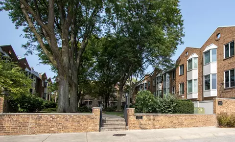 112 Bishop Quarter Ln, Oak Park, IL 60302