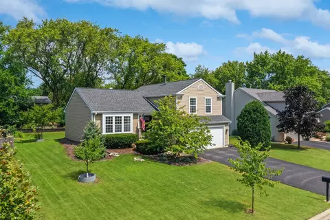 1075 Brittany Rd, Lake Zurich, IL 60047