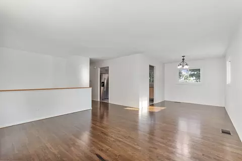 565 Briarcliff Ln, Hoffman Estates, IL 60169 photo 2