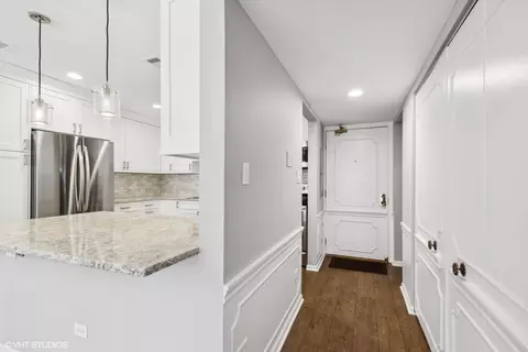 2425 Central St #2B, Evanston, IL 60201 photo 2