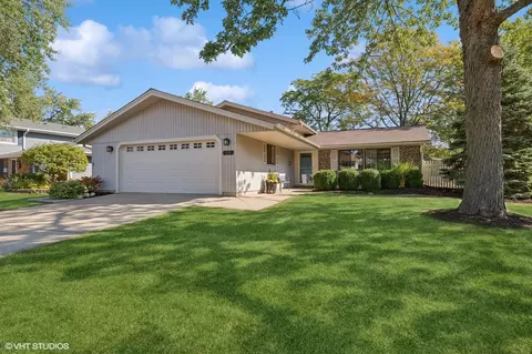 121 Hinkle Ln, Schaumburg, IL 60193