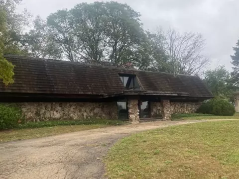 11 Pembroke Ln, Oak Brook, IL 60523