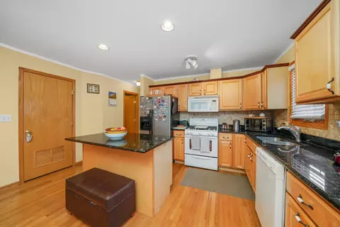 Kitchen - 7421 W Archer Ave #3B, Summit, IL 60501 photo 3 of 5
