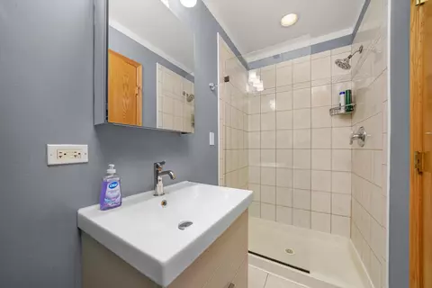 Bath - 7421 W Archer Ave #3B, Summit, IL 60501 photo 2 of 5