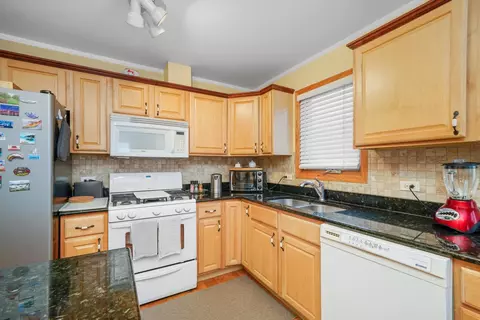 Kitchen - 7421 W Archer Ave #3B, Summit, IL 60501 photo 4 of 5