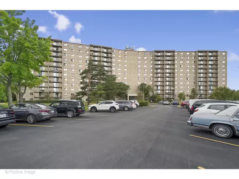 6340 Americana Dr #121, Willowbrook, IL 60527