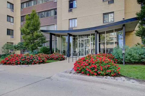 6300 N Sheridan Rd #716, Chicago, IL 60660