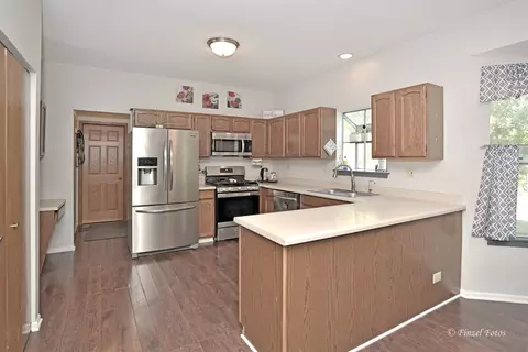 Kitchen - 635 Old Oak Cir, Algonquin, IL 60102 photo 1 of 2