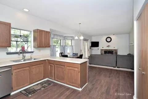 Kitchen - 635 Old Oak Cir, Algonquin, IL 60102 photo 2 of 2