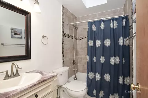 Bath - 635 Old Oak Cir, Algonquin, IL 60102 photo 3 of 3