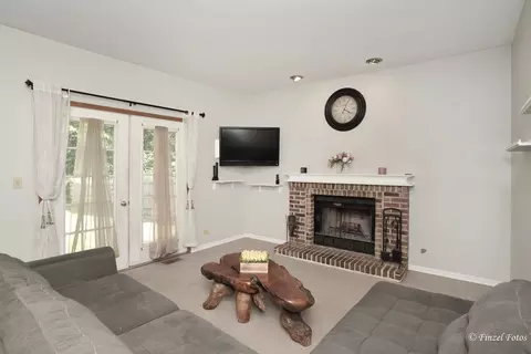 Living - 635 Old Oak Cir, Algonquin, IL 60102 photo 2 of 2