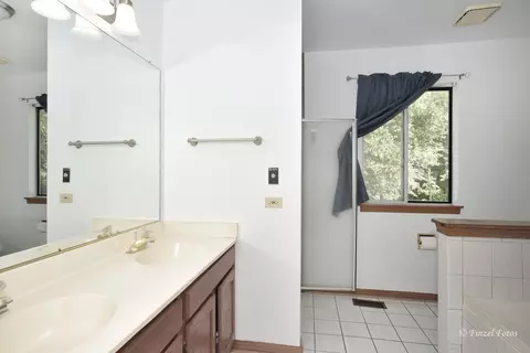 Bath - 635 Old Oak Cir, Algonquin, IL 60102 photo 2 of 3