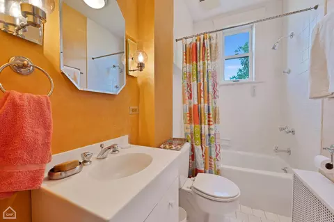 Bath - 1354 E 49th St, Chicago, IL 60615 photo 3 of 4