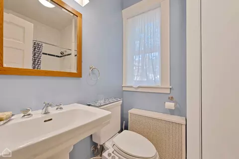Bath - 1354 E 49th St, Chicago, IL 60615 photo 1 of 4