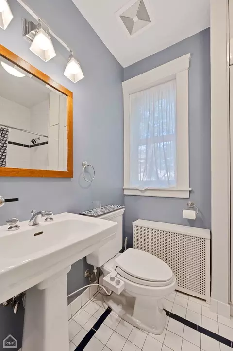 Bath - 1354 E 49th St, Chicago, IL 60615 photo 2 of 4