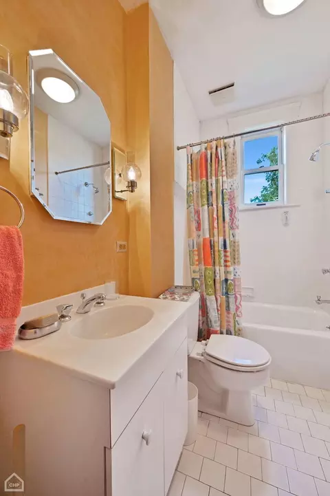Bath - 1354 E 49th St, Chicago, IL 60615 photo 4 of 4