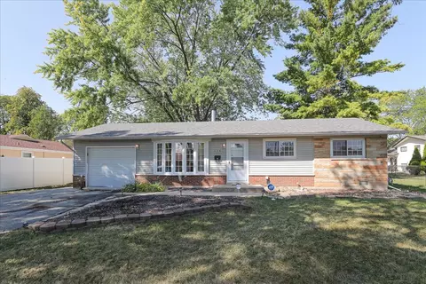 138 Shadywood Ln, Elk Grove Village, IL 60007