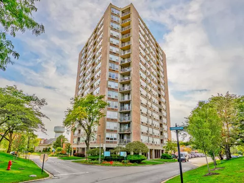 3925 Triumvera Dr #6C, Glenview, IL 60025