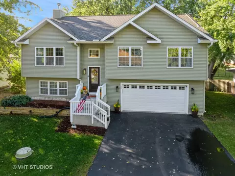15 N Circle Ave, Port Barrington, IL 60010