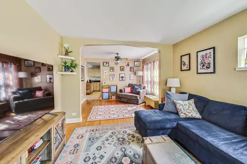 Living - 448 Beloit Ave, Forest Park, IL 60130 photo 2 of 4