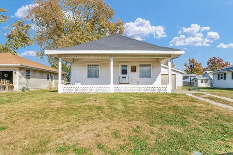 802 Beecher Dr, Tuscola, IL 61953