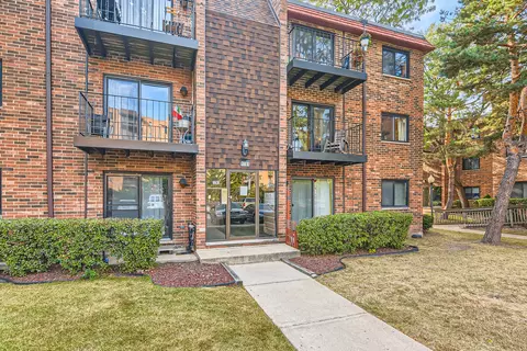 1781 W Algonquin Rd #2B, Mount Prospect, IL 60056