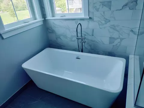 Bath - 2110 Darrow Ave, Evanston, IL 60201 photo 2 of 4