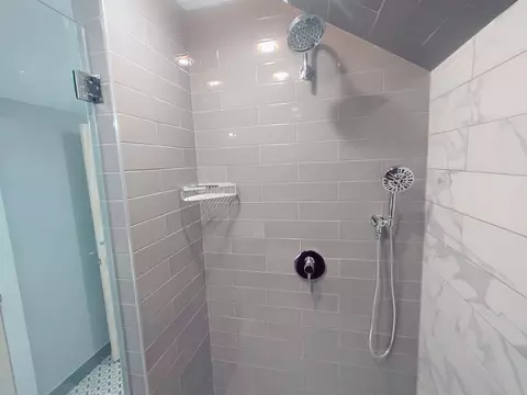 Bath - 2110 Darrow Ave, Evanston, IL 60201 photo 4 of 4