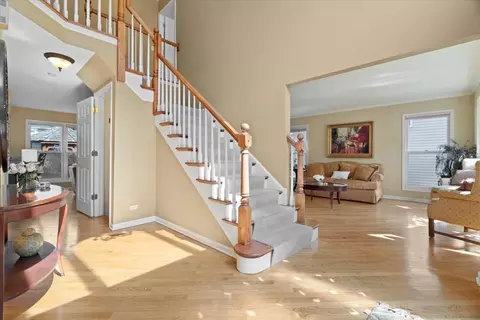 1650 Nicholson Dr, Hoffman Estates, IL 60192 photo 2