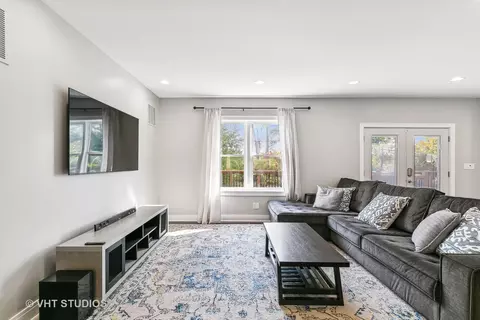 Living - 11421 S Champlain Ave, Chicago, IL 60628 photo 3 of 4