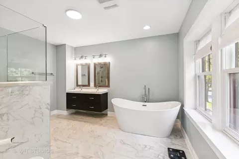 Bath - 11421 S Champlain Ave, Chicago, IL 60628 photo 1 of 4