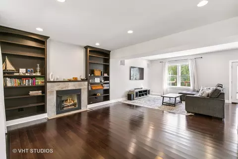 Living - 11421 S Champlain Ave, Chicago, IL 60628 photo 2 of 4