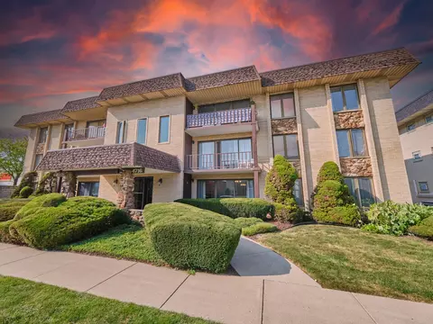 4716 W 106th Pl #1A, Oak Lawn, IL 60453