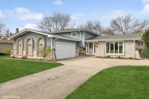 2612 N Stuart Dr, Arlington Heights, IL 60004