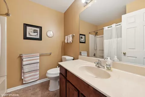 Bath - 1807 Maureen Dr, Hoffman Estates, IL 60192 photo 2 of 3