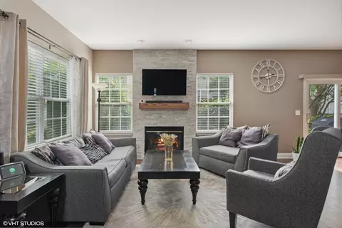 Living - 1807 Maureen Dr, Hoffman Estates, IL 60192 photo 1 of 2