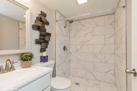 Bath - 511 Silbury Ct, Mchenry, IL 60050 photo 2 of 2