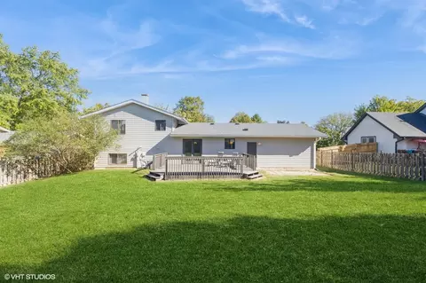 Exterior - 511 Silbury Ct, Mchenry, IL 60050 photo 3 of 5