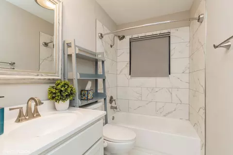 Bath - 511 Silbury Ct, Mchenry, IL 60050 photo 1 of 2
