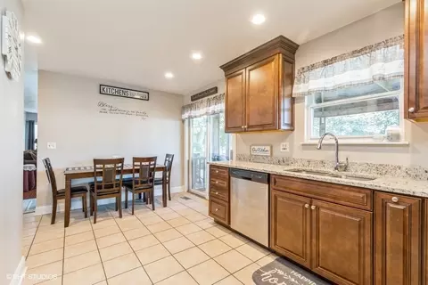 Kitchen - 1320 Old Mill Ln, Algonquin, IL 60102 photo 2 of 2