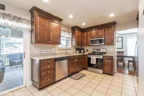 Kitchen - 1320 Old Mill Ln, Algonquin, IL 60102 photo 1 of 2