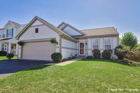 2143 Red Oak Dr, Round Lake, IL 60073